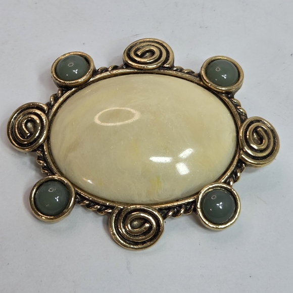 Avon Jewelry - elizabeth taylor for avon vintage victorian replica brooch large cabochone stone